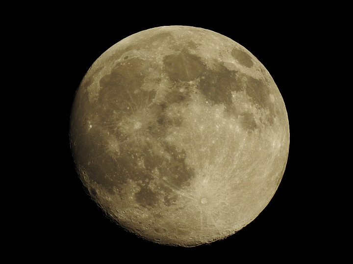 Nikon P900拍下月圓景象，7月1日補拍月圓影片，晚上7點金星木星合體。