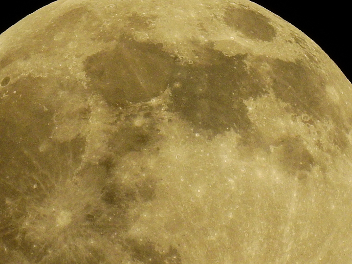 Nikon P900拍下月圓景象，7月1日補拍月圓影片，晚上7點金星木星合體。