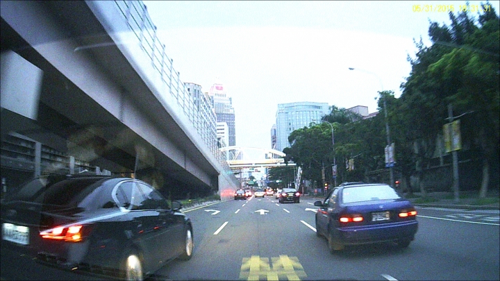 可否幫忙清晰化此車車牌？小弟要檢舉該車輛違規任意變換車道(藉由左轉道超車)，感激!!