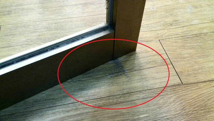 玻璃鋁門下垂，會磨到地板，該如何DIY修理請益?