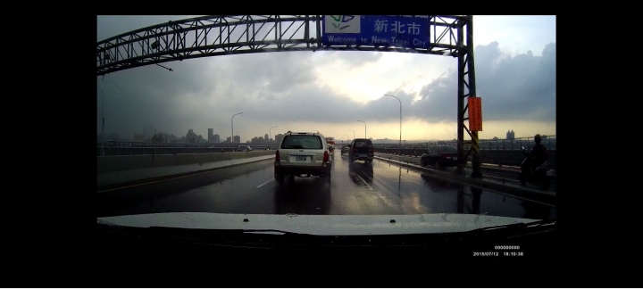 三寶開車開進機車道...您真內行