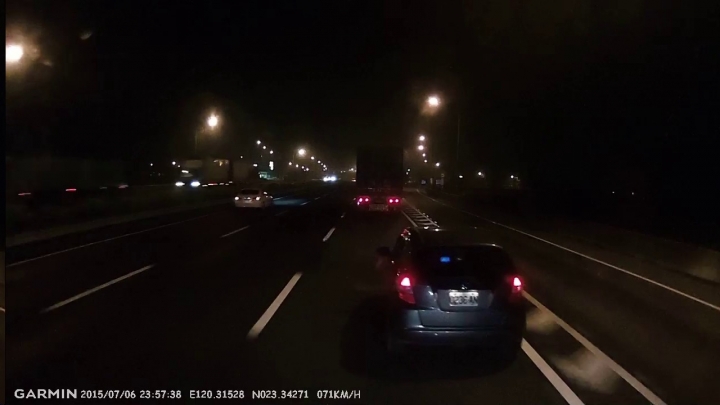 為什麼老是要插入兩台等速行駛的大車下閘道? 排隊很難嗎?