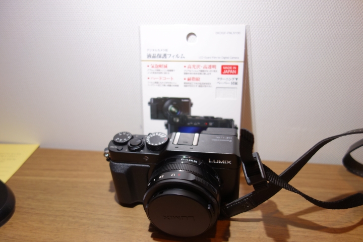 日本買LX100 順便開箱，請問台版有附閃光燈?(已解答)