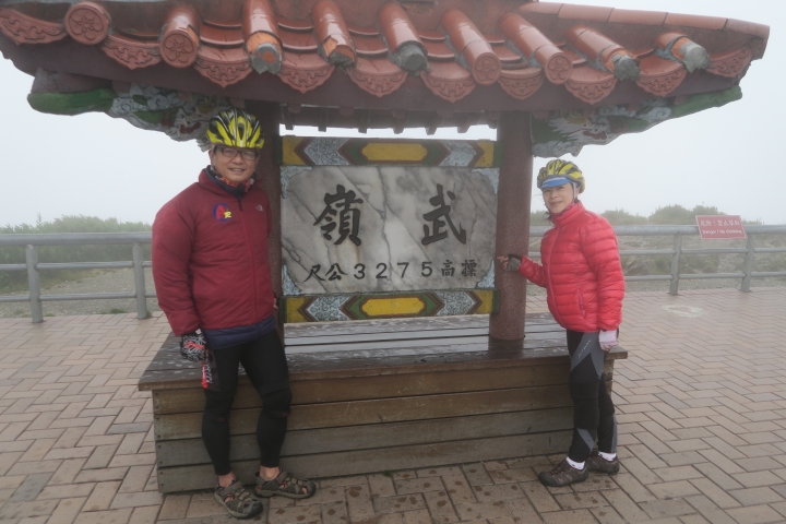 兩人兩輪騎閱台灣屋脊 – 這些人與那些事