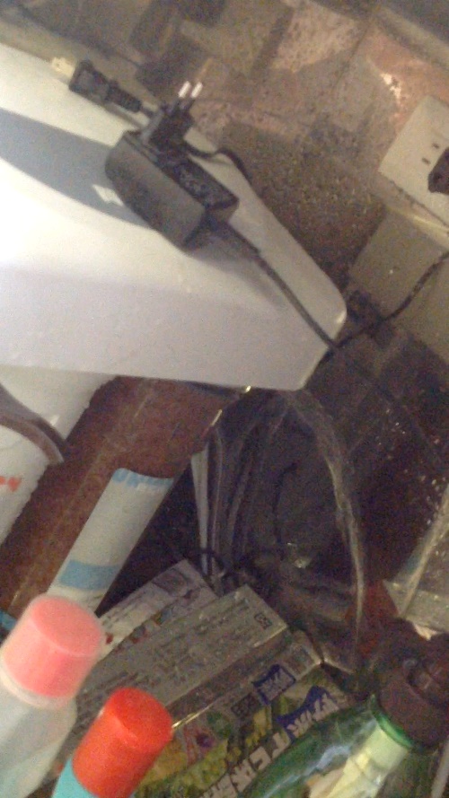賀眾濾水器在無人狀態下自己裂開 家裡大淹水