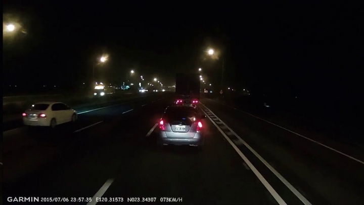 為什麼老是要插入兩台等速行駛的大車下閘道? 排隊很難嗎?