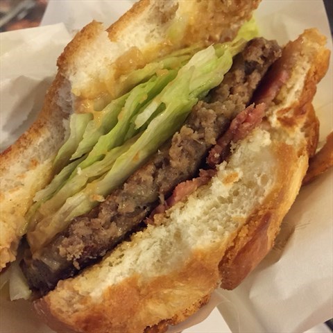 【新店區早午餐】不限早餐，每到假日人潮都滿到店外，為了就是招牌花生醬培根牛肉菠蘿包！