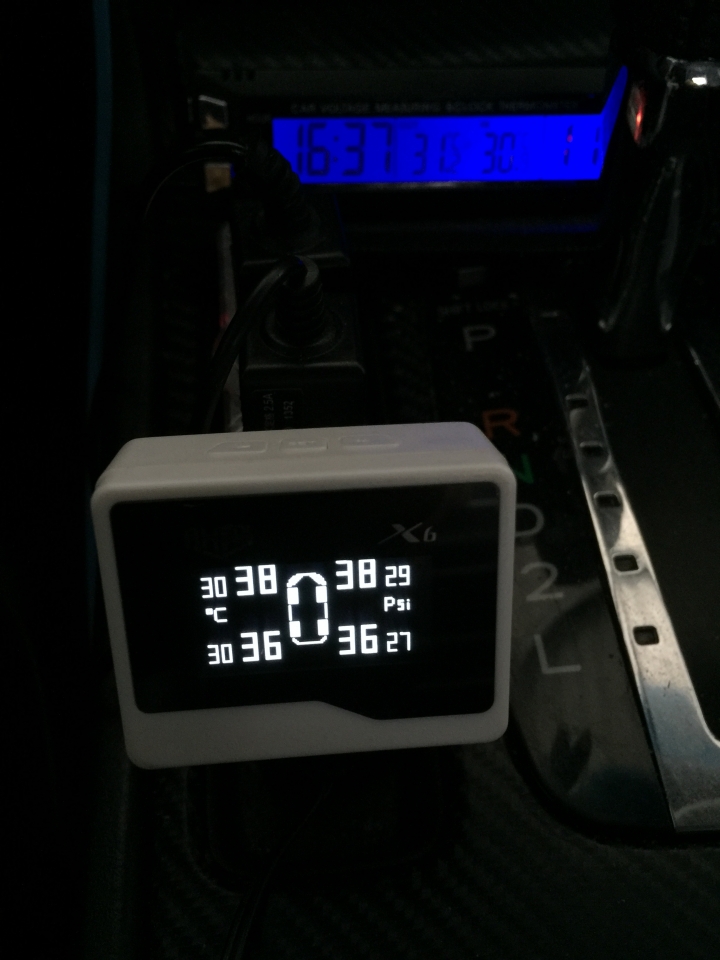 [開箱文] 胎警 X6 胎壓偵測系統 TPMS OLED 螢幕 + 車充 (可充手機)