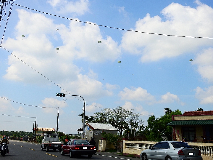 Nikon P900拍天上的降落傘緩緩下降到地上