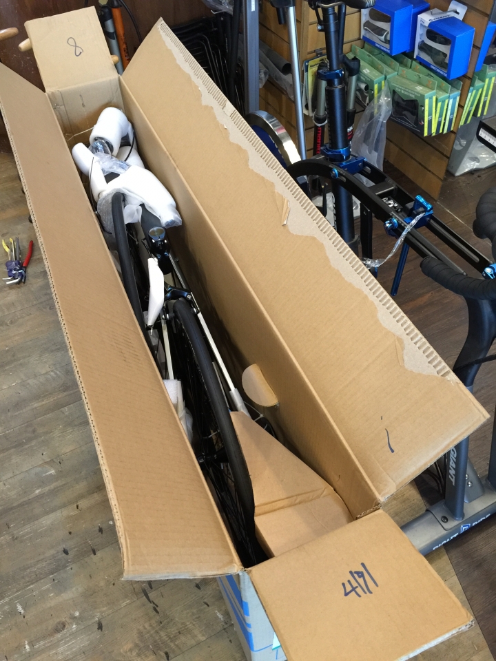 【開箱】人生第一台公路車--2016 GIANT DEFY 3（黑/白新色）