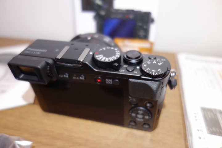 日本買LX100 順便開箱，請問台版有附閃光燈?(已解答)