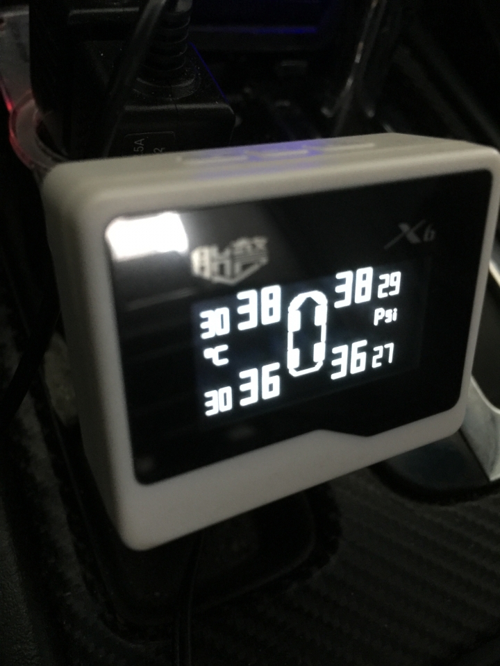 [開箱文] 胎警 X6 胎壓偵測系統 TPMS OLED 螢幕 + 車充 (可充手機)