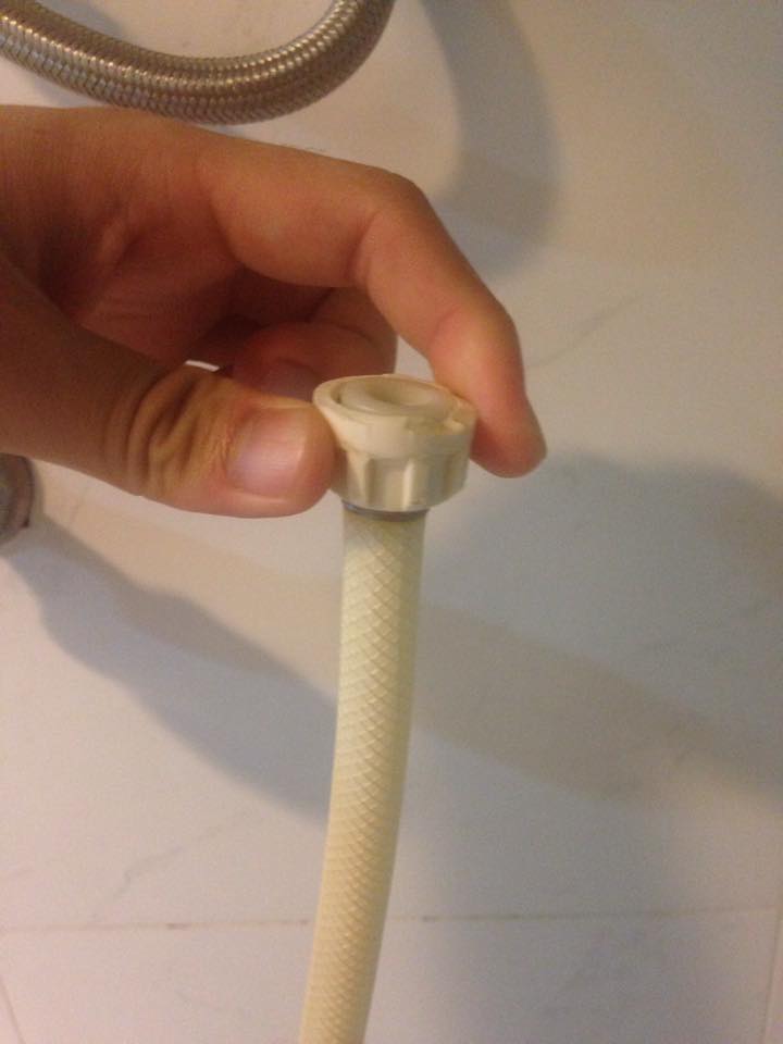 水龍頭連接蓮蓬頭處斷裂