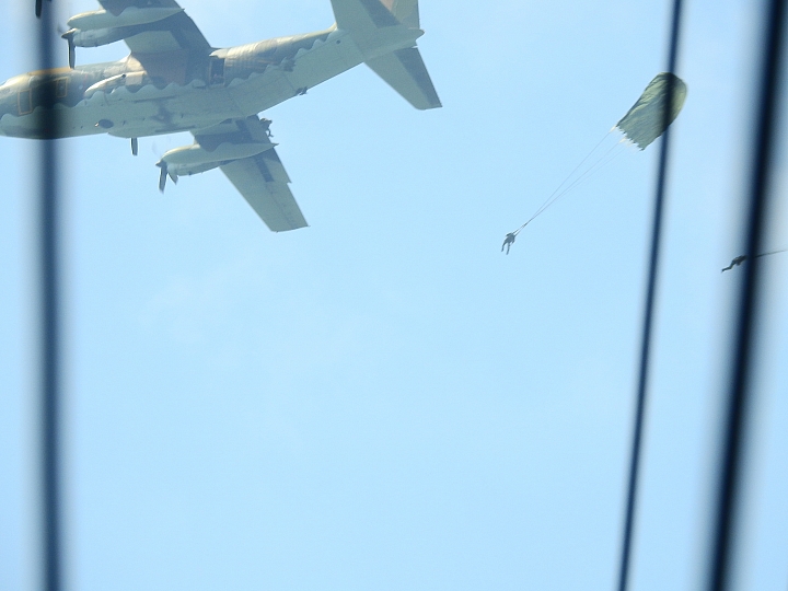 Nikon P900拍天上的降落傘緩緩下降到地上