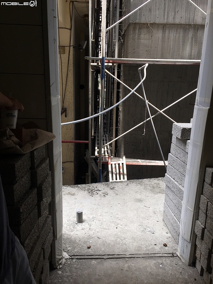 請教廚房門口正對後方建築物中見縫隙的風水問題？