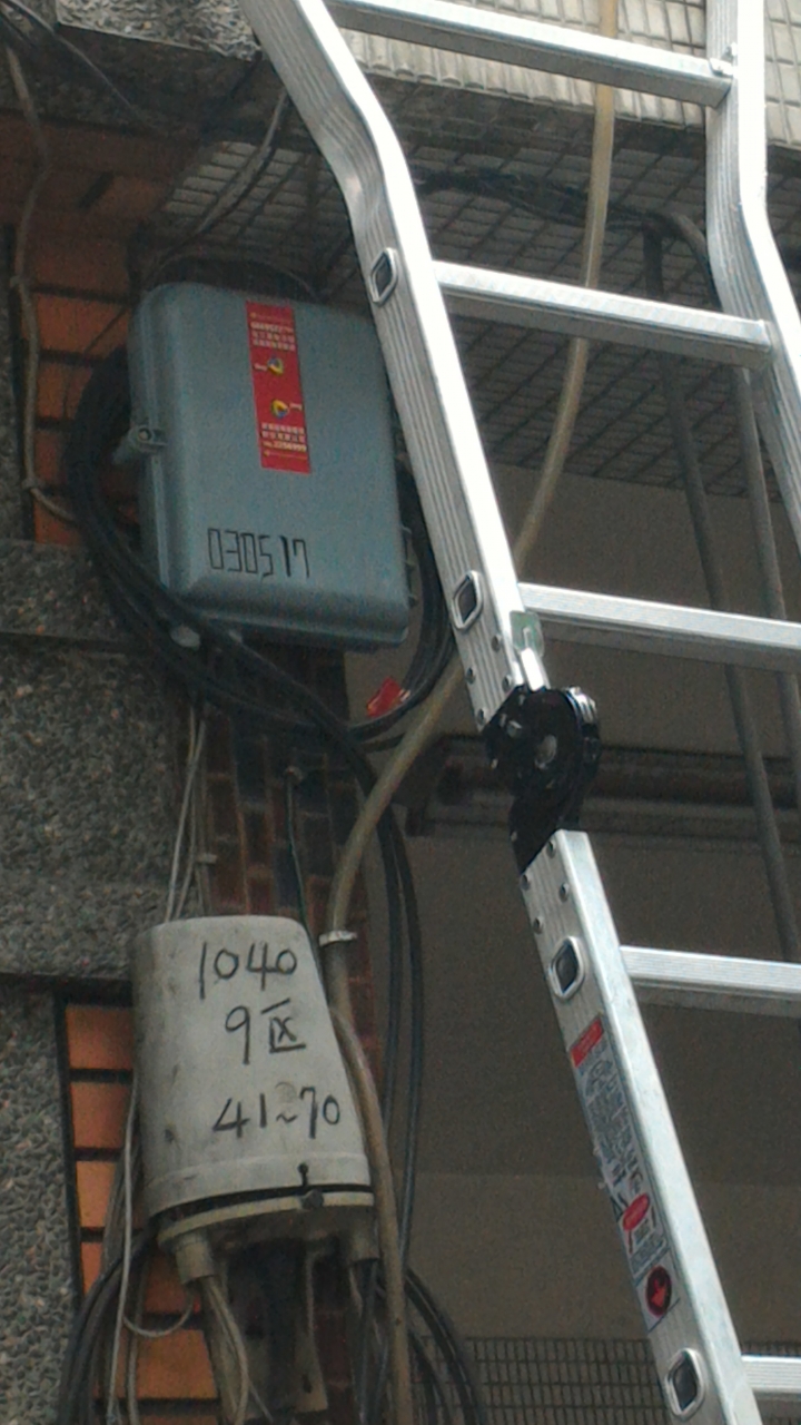 路邊捕獲新高雄有線(大大寬頻)(大豐集團)正在佈建FTTH光纖分歧盒
