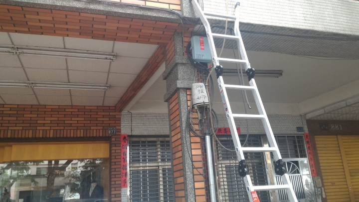 路邊捕獲新高雄有線(大大寬頻)(大豐集團)正在佈建FTTH光纖分歧盒