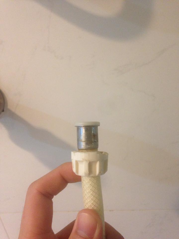 水龍頭連接蓮蓬頭處斷裂