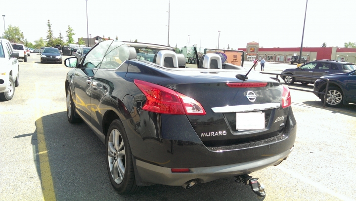 停車場看到一台有點怪的 Murano