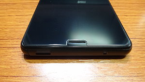 請問有真正滿版的Z3 Compact 用的 9H玻璃貼嗎?