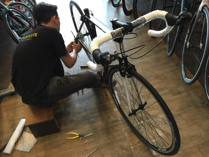 【開箱】人生第一台公路車--2016 GIANT DEFY 3（黑/白新色）