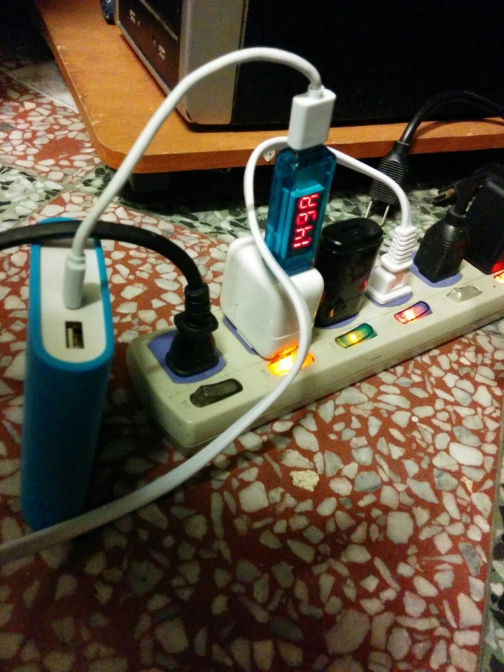 Photive 5 孔 USB 充電器 iPad iphone 都能用