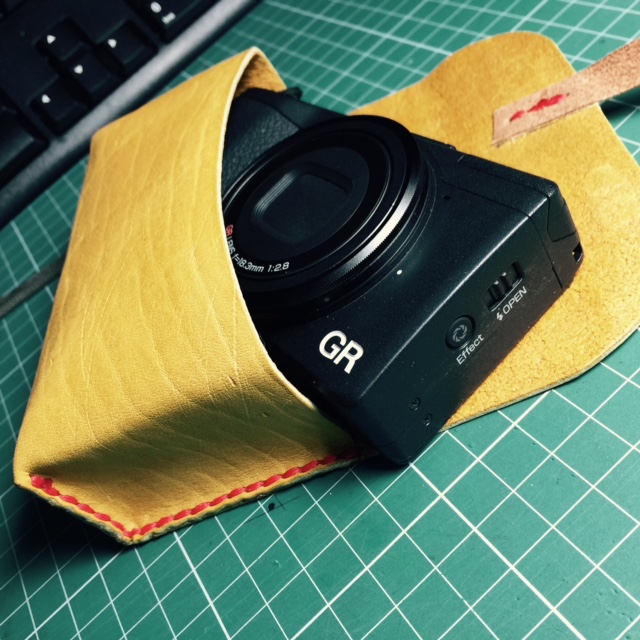用軟趴趴小牛皮，自己來做RICOH GR真皮包吧!!~