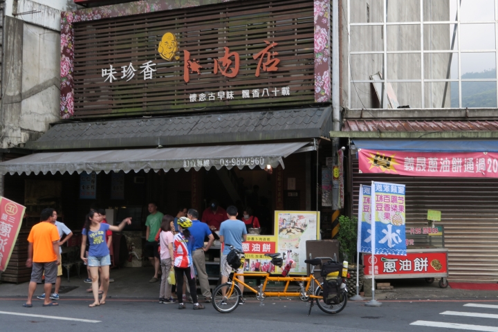 兩人兩輪騎閱台灣屋脊 – 這些人與那些事
