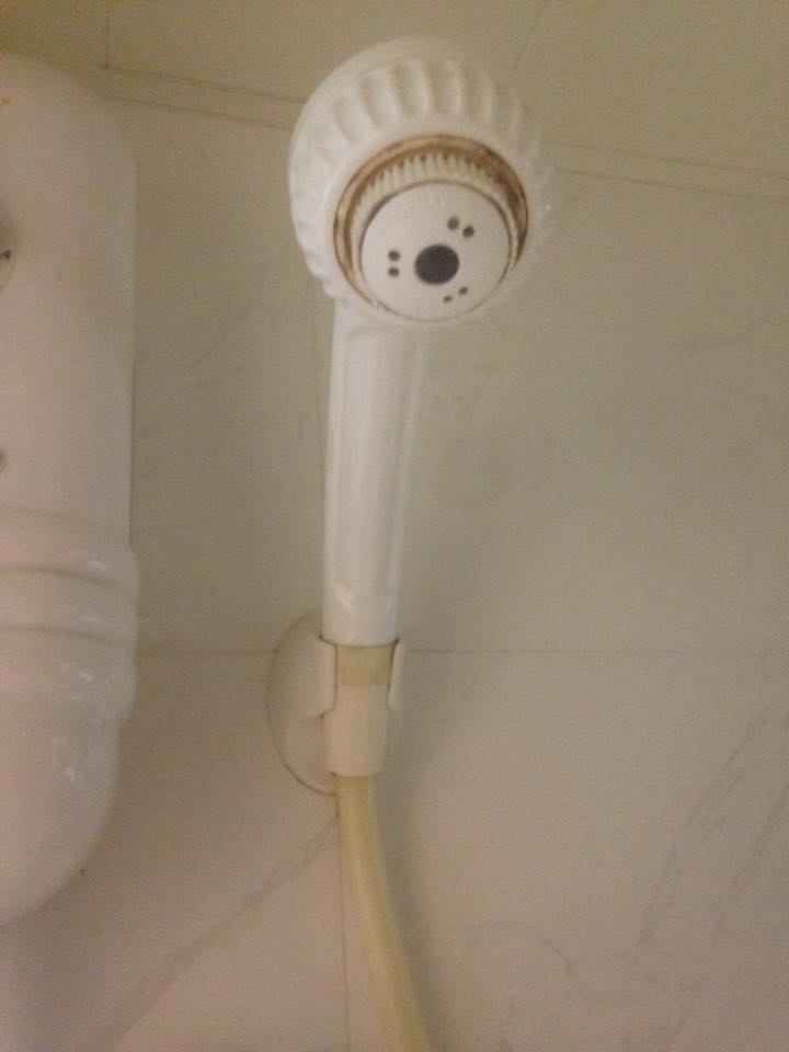 水龍頭連接蓮蓬頭處斷裂