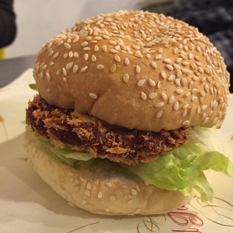 【新店區早午餐】不限早餐，每到假日人潮都滿到店外，為了就是招牌花生醬培根牛肉菠蘿包！
