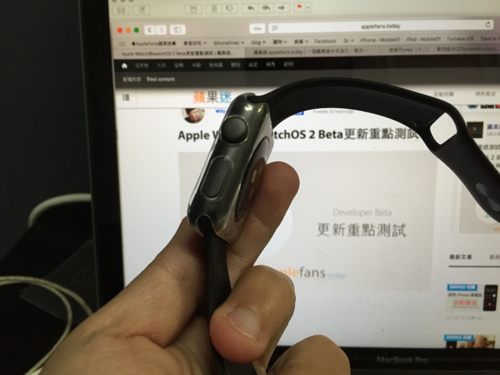 到底給 Apple Watch 戴個套子好不好看....大家說呢?