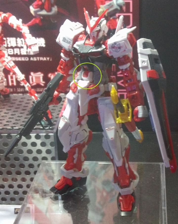 2015鋼彈模型博覽會...的RG異端展示品是不是少裝一個零件...