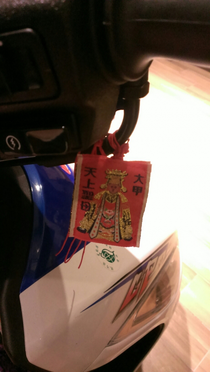 [開箱] 藍白 GP125 陶碟版 不太專業的開箱請見諒>