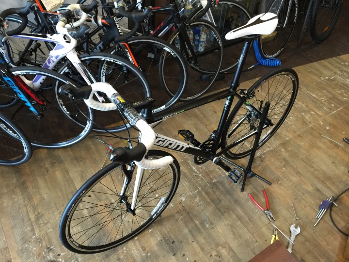 【開箱】人生第一台公路車--2016 GIANT DEFY 3（黑/白新色）