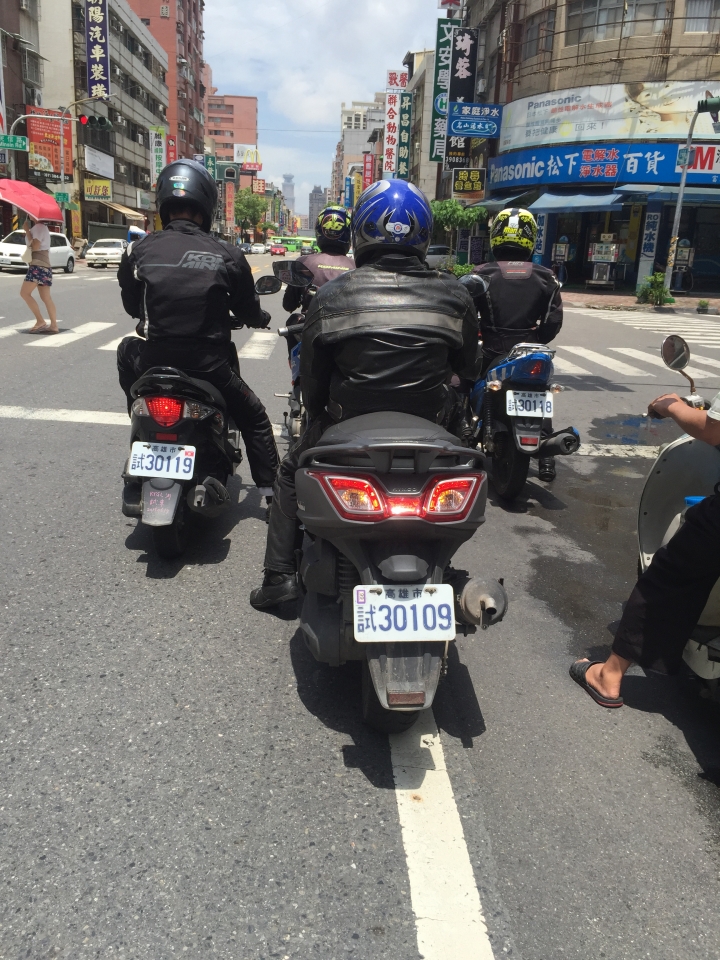 往大順路上 大概 要回光陽的 4台試車