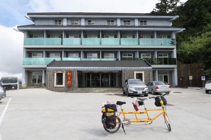 兩人兩輪騎閱台灣屋脊 – 這些人與那些事