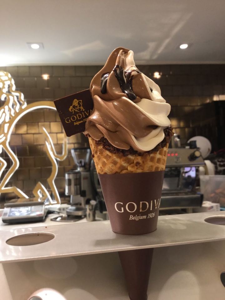 [食記] GODIVA巧克力霜淇淋。巧克力超級濃郁，絕對值得一試!