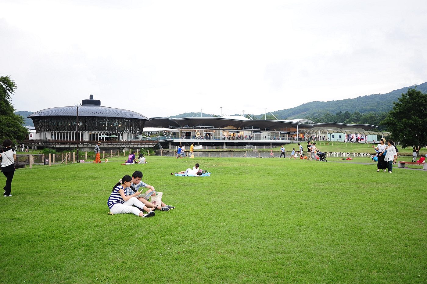 2015夏。日本東京自由行。綠草。水池。高山。空氣清新。擁有200多間店家的輕井澤王子Outlet