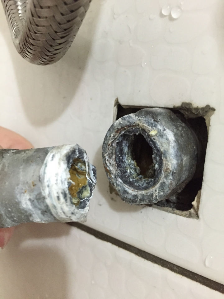 電熱水器水管斷了