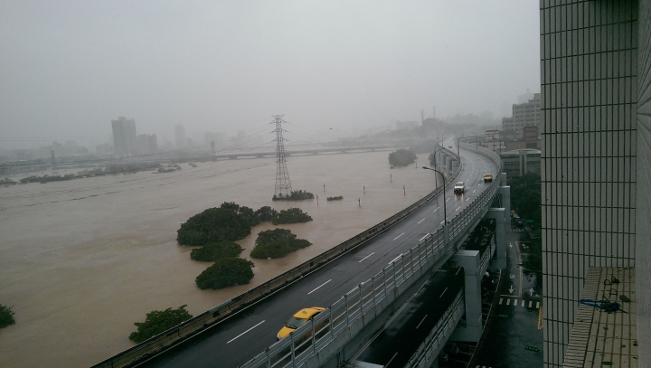 河濱自行車道淹沒了