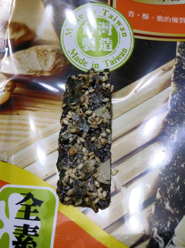 芝麻滿滿、杏仁一兩片的「台灣尋味錄 海苔杏仁脆片」