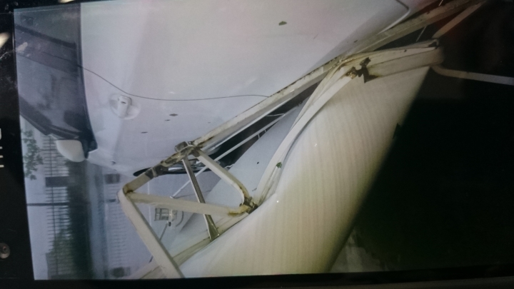 [求救] 颱風天新車停公司被掉落的衛星天線刮來刮去