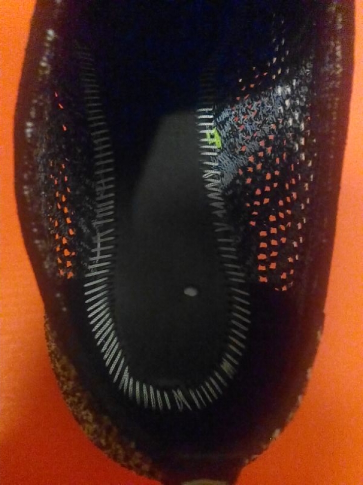 請問有人知道這雙nike flyknit racer真假嗎？