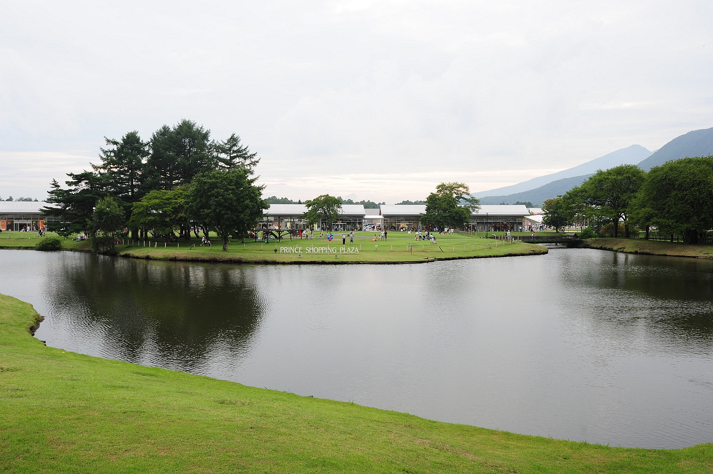 2015夏。日本東京自由行。綠草。水池。高山。空氣清新。擁有200多間店家的輕井澤王子Outlet