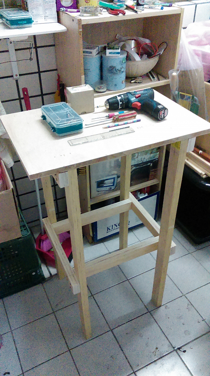 木工菜鳥第一次DIY工作桌作品:「桌腳會搖啊搖的工作桌」