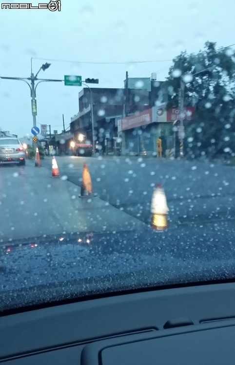 下雨天鋪柏油???