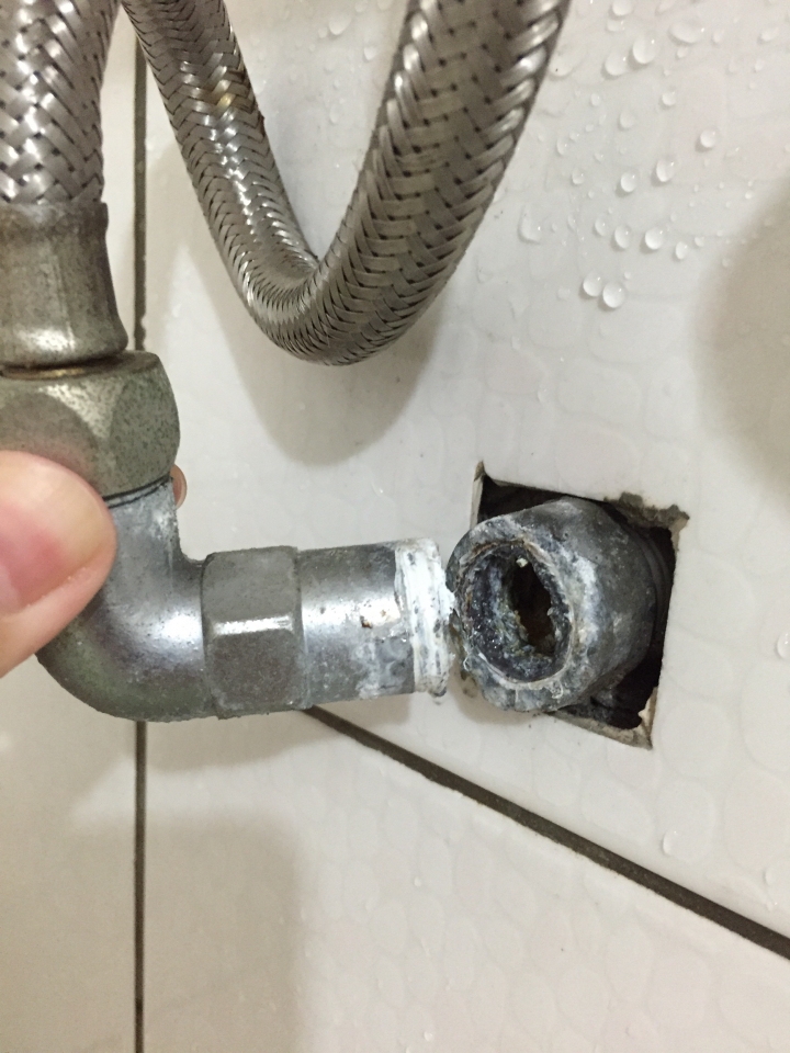 電熱水器水管斷了