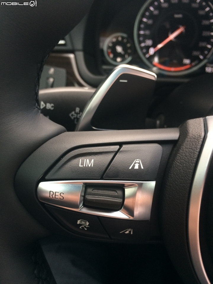 [分享]今天交車嚕520i，簡易開箱新開始，2017新增升級HUD+EVO ID6 CAR play上身
