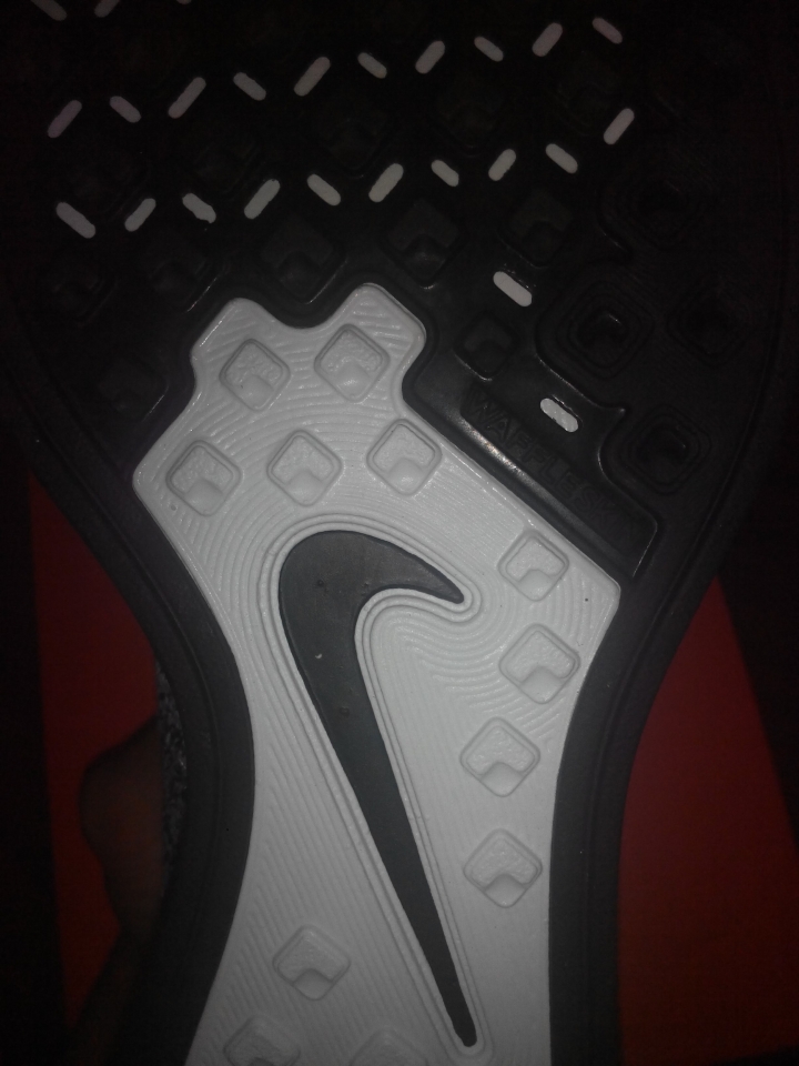 請問有人知道這雙nike flyknit racer真假嗎？