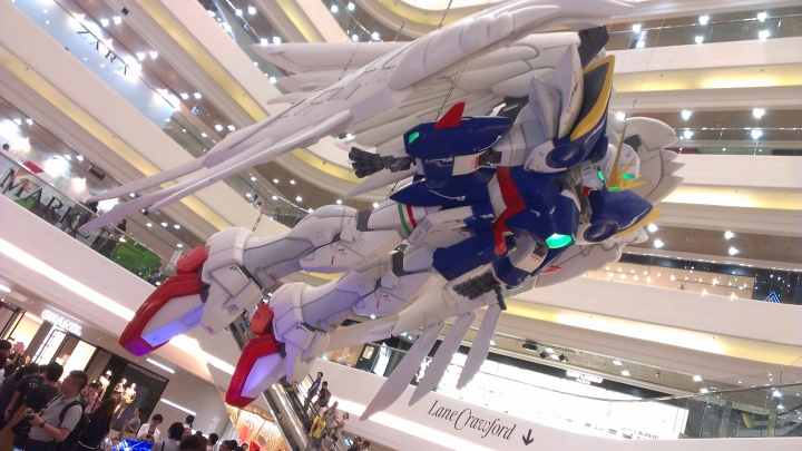 時代廣場鋼彈展~內有大隻飛翼零式特裝.....